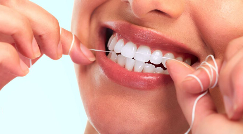 В домашнем уходе помимо зубной щетки обязательно должны присутствовать ершики или зубная нить для очистки межзубных промежутков